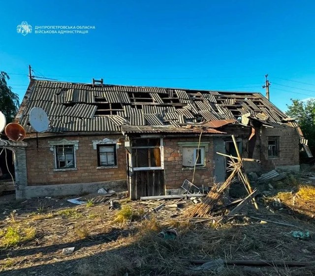 Пошкоджені магазин і недіюча будівля в Нікополі після удару російських дронів 12 липня 2026 року