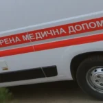 Пошкоджений цивільний автомобіль після удару FPV-дрона у Руській Лозовій