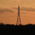 Лінії електропередач на тлі заходу сонця, ілюстративне фото