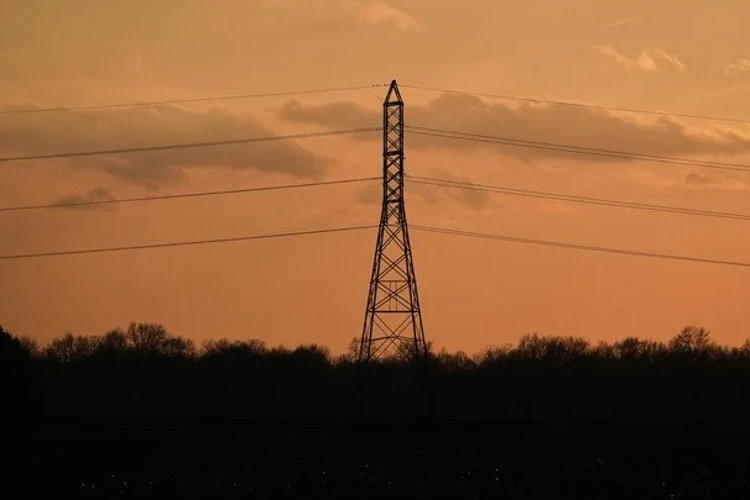 Лінії електропередач на тлі заходу сонця, ілюстративне фото