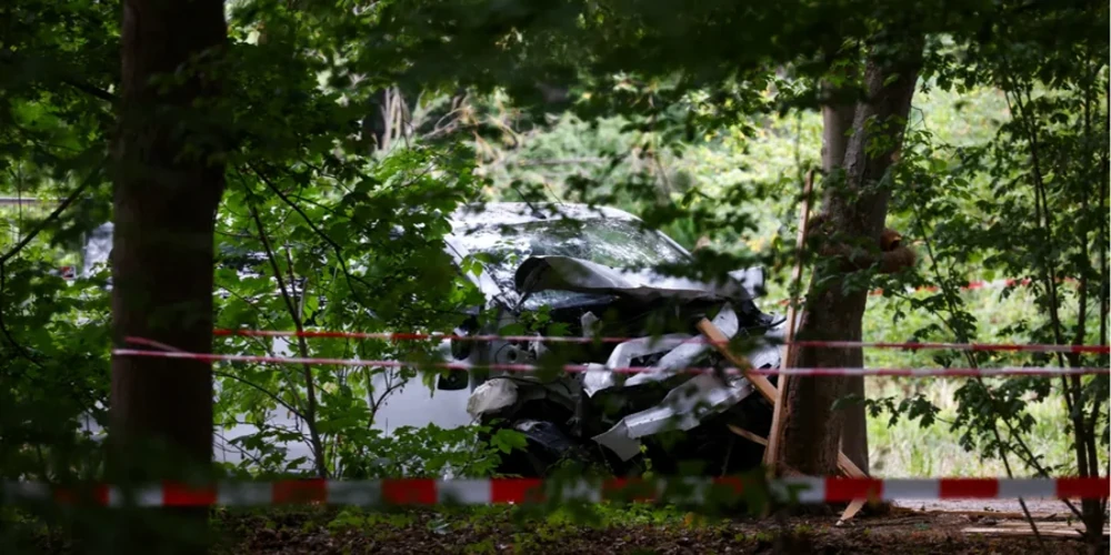 Покинутий білий фургон у берлінському парку після наїзду на учасників прайду