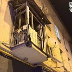 Потрощений триповерховий будинок в Одесі після вечірнього удару, рятувальники оглядають уламки біля понівечених авто.