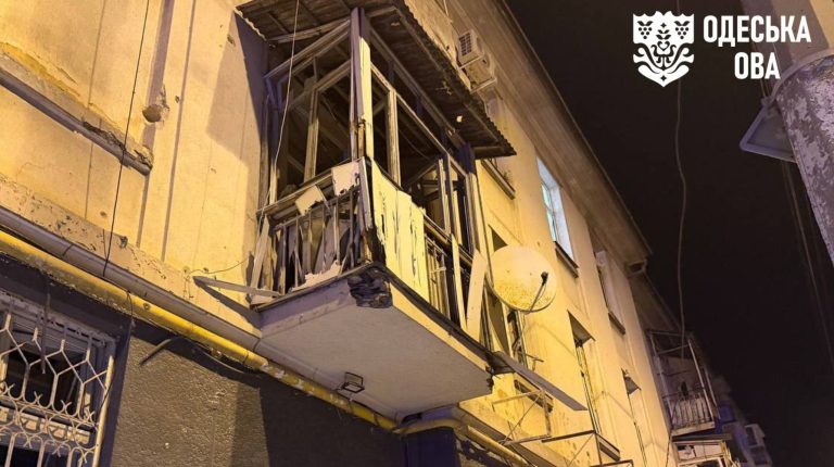 Потрощений триповерховий будинок в Одесі після вечірнього удару, рятувальники оглядають уламки біля понівечених авто.