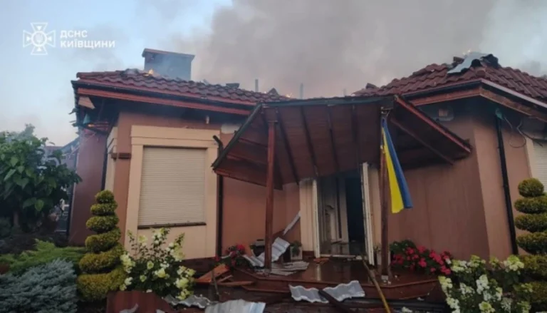 Пошкоджений житловий будинок у селі Чайки Бучанського району після удару