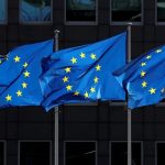 Прапор ЄС на тлі європейської будівлі