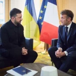 Пожежник стоїть неподалік від полум'я у Бордо, Франція, 26 липня 2026 року