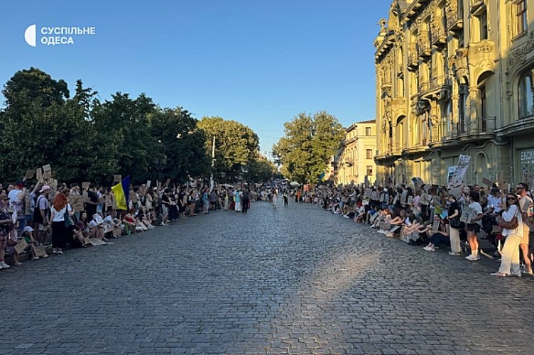 Мітинг біля театру імені Івана Франка в Києві 18 липня: натовп із прапорами України, УПА та Євросоюзу