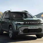 Новий кросовер Renault Duster біля автосалону