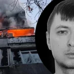 Рятувальники деблоковують тіло загиблого з-під завалів будинку у Львові після ракетного удару 30 липня.