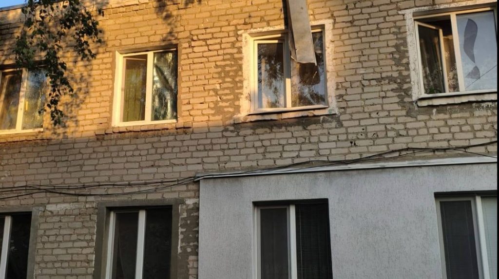 Пошкоджені двоповерхові багатоквартирні будинки у селищі Шевченкове після ракетного удару