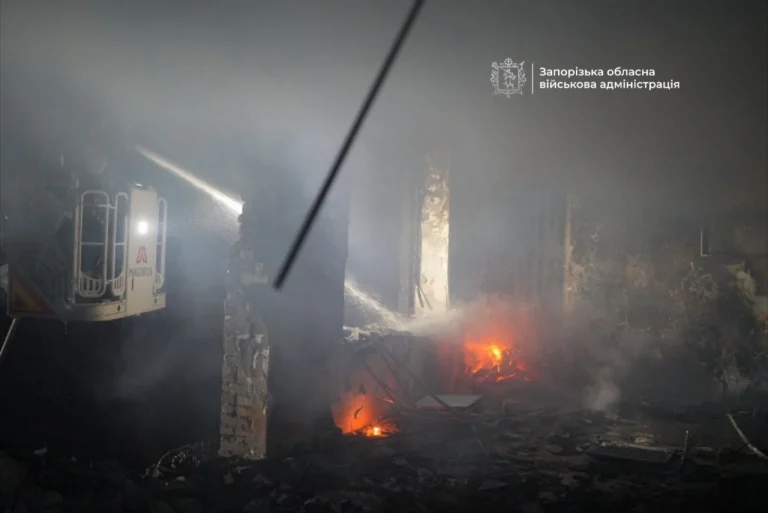 Наслідки удару російських безпілотників по Запоріжжю — пошкоджені будівлі та пожежі, фото Івана Федорова