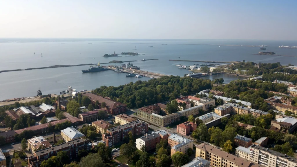 Порівняння супутникового знімка ракетної батареї біля Кронштадта від Planet Labs PBC і відредагованого зображення «Яндекса» з