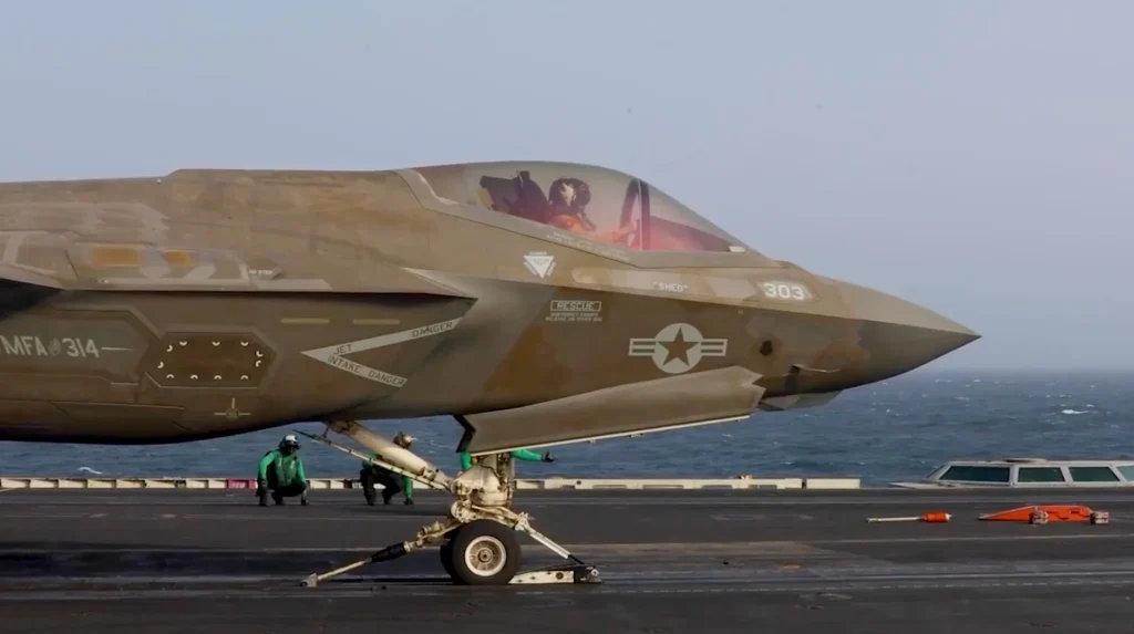 Запуск винищувача-невидимки F-35C з авіаносця Abraham Lincoln у Аравійському морі