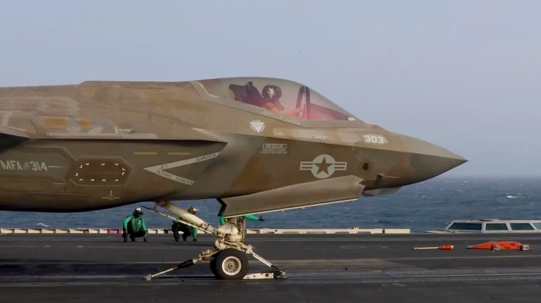 Запуск винищувача-невидимки F-35C з авіаносця Abraham Lincoln у Аравійському морі
