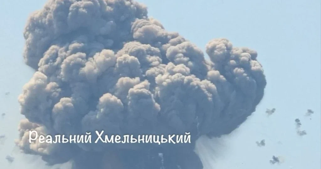 Дим унаслідок детонації боєприпасів у Хмельницькому