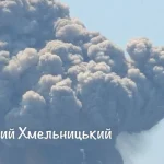 Дим унаслідок детонації боєприпасів у Хмельницькому