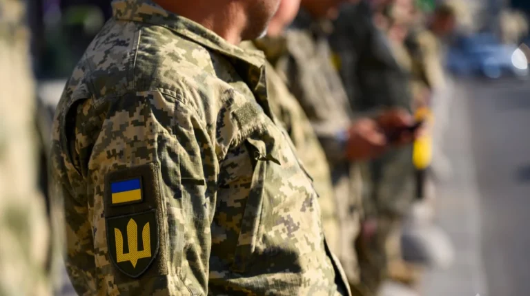 Українські військовослужбовці ЗСУ у польових умовах