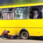 Пошкоджений маршрутний автобус у Дніпровському районі Херсона після удару безпілотника (фото Херсонської МВА)