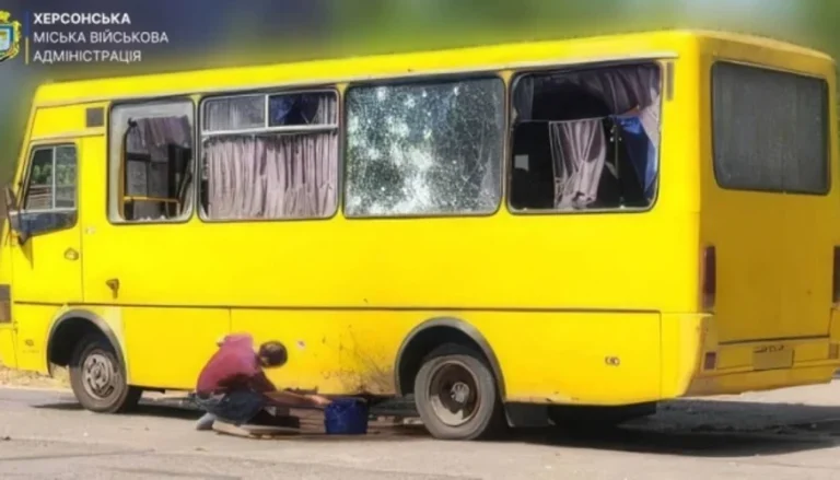 Пошкоджений маршрутний автобус у Дніпровському районі Херсона після удару безпілотника (фото Херсонської МВА)