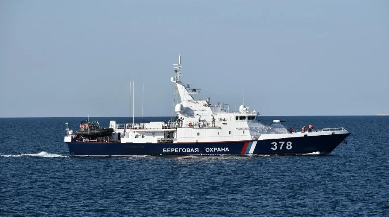 Патрульні кораблі берегової охорони ФСБ РФ «Балаклава» та «Керч» проєкту 10410 («Світляк») у порту Керчі