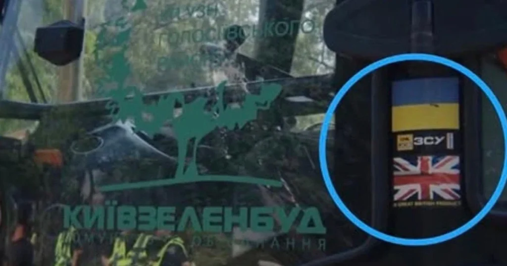 Спецтехніка Київзеленбуду з наліпками прапорів України і Великої Британії та написом ЗСУ на Теремках у Києві
