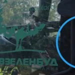Спецтехніка Київзеленбуду з наліпками прапорів України і Великої Британії та написом ЗСУ на Теремках у Києві