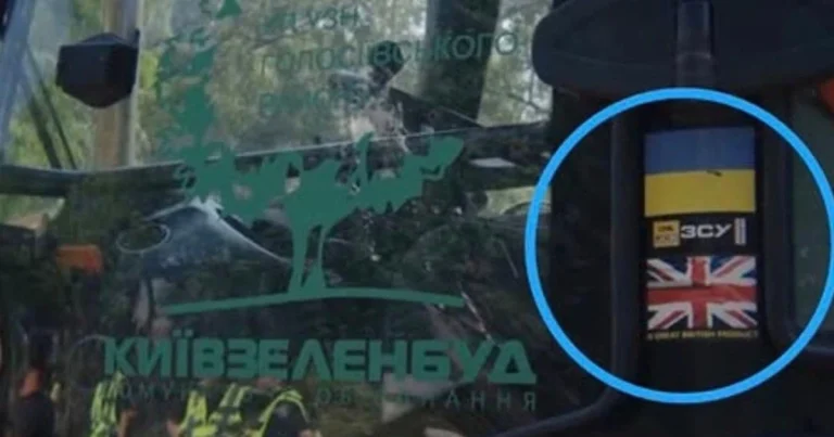 Спецтехніка Київзеленбуду з наліпками прапорів України і Великої Британії та написом ЗСУ на Теремках у Києві