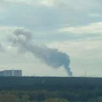 Великий стовп чорного диму над НПЗ «ЛУКОЙЛ-Пермнефтеоргсинтез» у Пермі