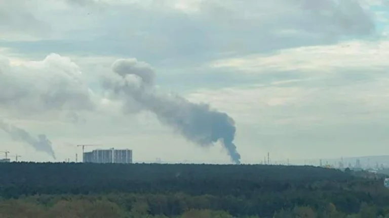 Великий стовп чорного диму над НПЗ «ЛУКОЙЛ-Пермнефтеоргсинтез» у Пермі
