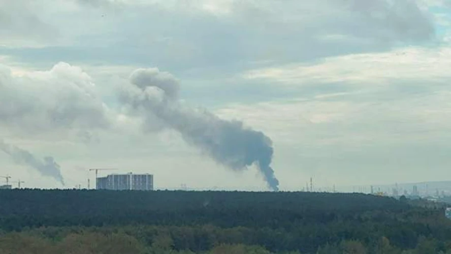 Великий стовп чорного диму над НПЗ «ЛУКОЙЛ-Пермнефтеоргсинтез» у Пермі