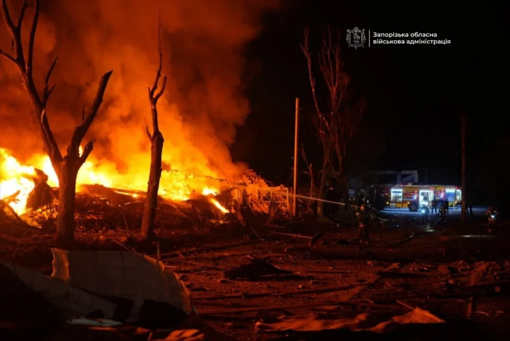 Наслідки удару по Запоріжжю: пошкоджені будинки, пожежі, знеструмлення
