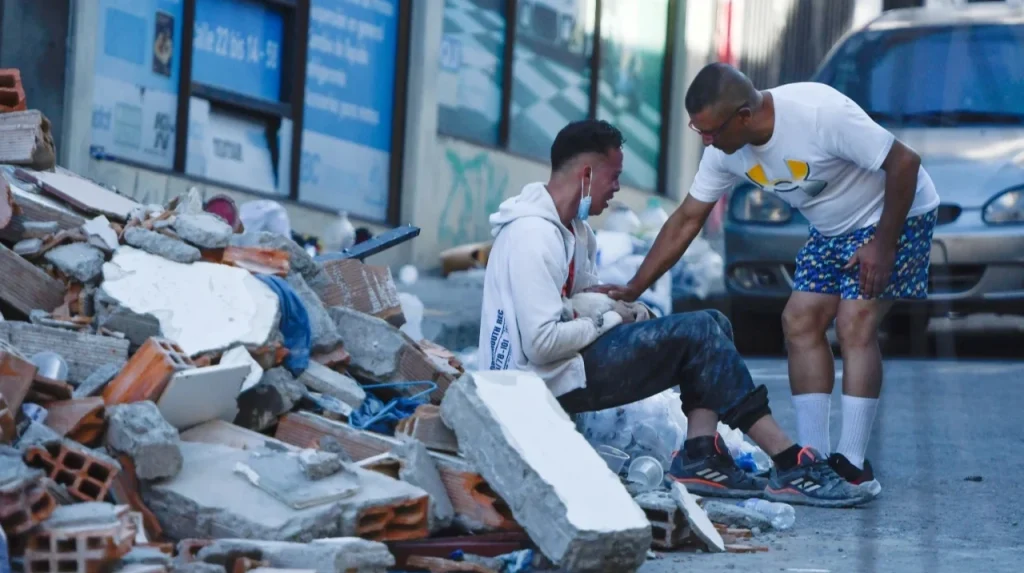 Рятувальники розбирають завали зруйнованих будівель у західній Колумбії після потужного землетрусу