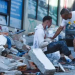 Рятувальники розбирають завали зруйнованих будівель у західній Колумбії після потужного землетрусу