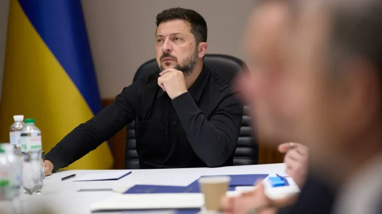 Вивіска Вищого антикорупційного суду України на фасаді будівлі