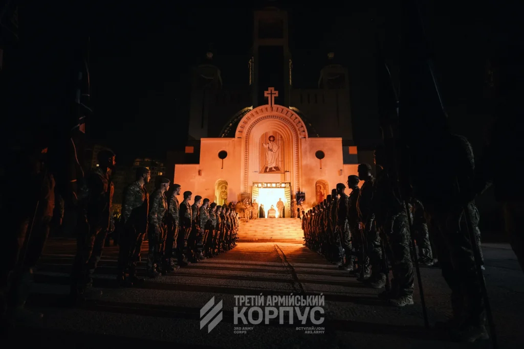 Домовина з прахом полковника Євгена Коновальця на бронеавтомобілі Austin біля Патріаршого собору Воскресіння Христового УГКЦ