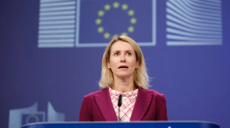 Прапор Європейського Союзу та прапор Ірану на тлі санкційного списку