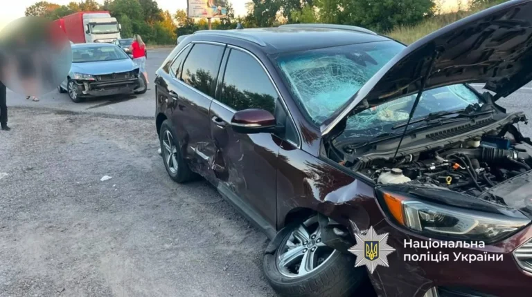 Місце ДТП за участю автомобілів Lexus, Ford та Volkswagen Passat на Вінниччині