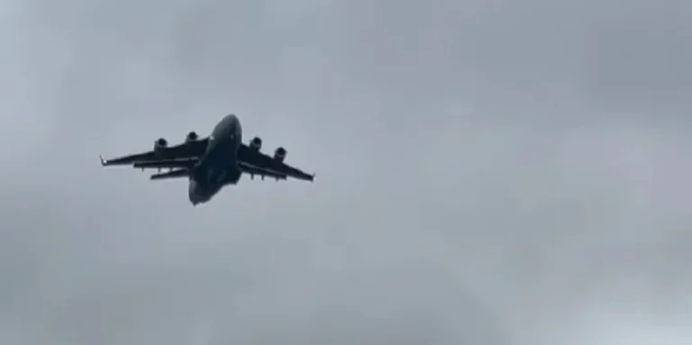 Військово-транспортний літак ВПС США Boeing C-17 Globemaster III у московському аеропорту Внуково