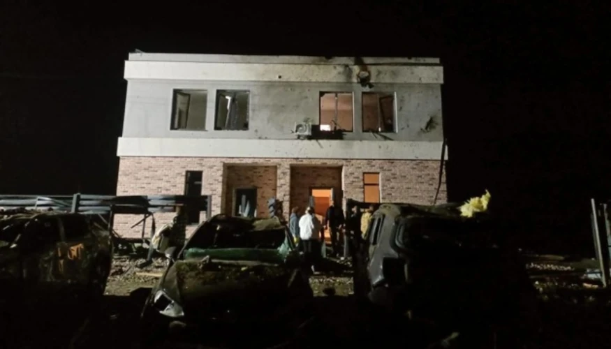Місце пожежі після удару безпілотника у приватному житловому будинку в Бучанському районі Київської області