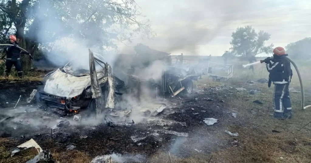 Автомобіль працівників ДТЕК після удару російського безпілотника на Одещині (фото Одеської ОВА)