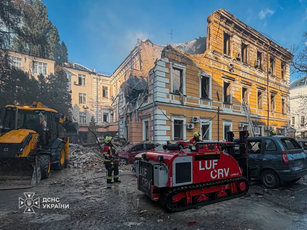 Пошкоджена будівля Національної академії наук України після влучання російського дрона 28 вересня 2026 року