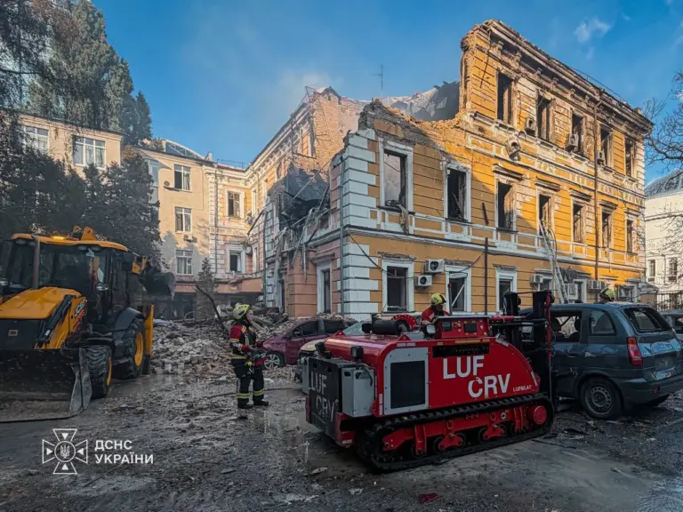 Пошкоджена будівля Національної академії наук України після влучання російського дрона 28 вересня 2026 року