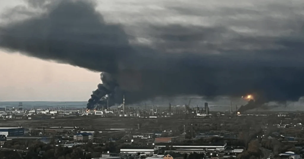 Пожежа та пошкодження трубопроводів і резервуарів на Пермському НПЗ після удару безпілотників