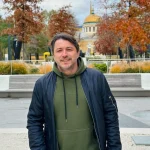 Сергій Притула з доньками Соломією та Стефанією та з відзнакою Ордена Святого Архистратига Михаїла