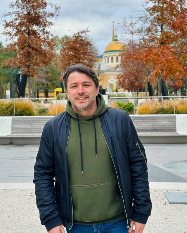 Сергій Притула з доньками Соломією та Стефанією та з відзнакою Ордена Святого Архистратига Михаїла