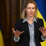 Кая Каллас під час спілкування з журналістами перед засіданням Ради ЄС із питань закордонних справ у форматі оборони