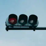 Світлофор із червоним сигналом для всіх учасників руху на перехрестях у центральній частині Києва під час хвилини мовчання о