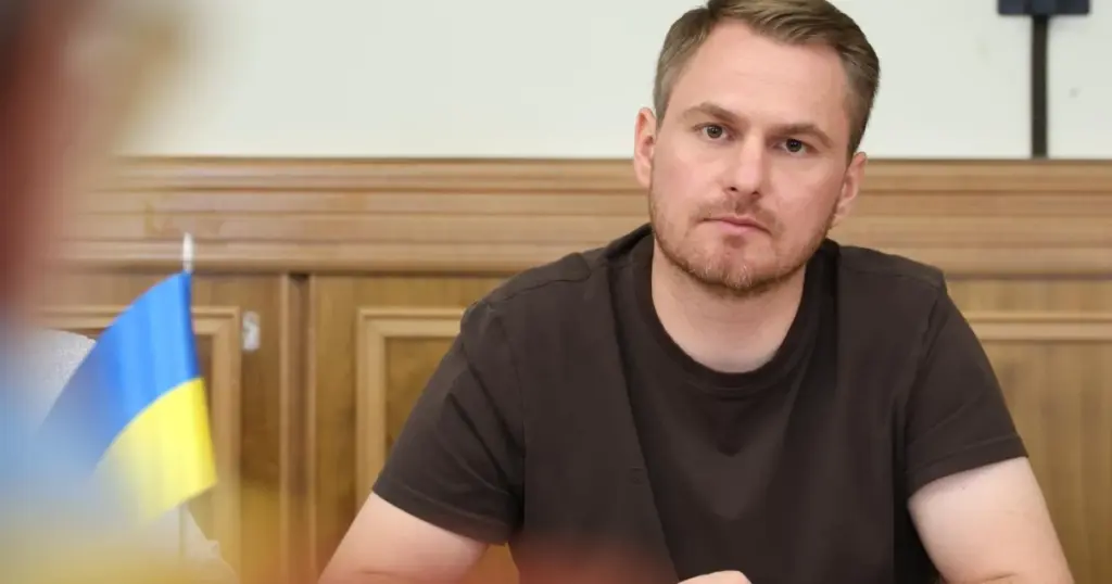 Президент Володимир Зеленський підписує указ про виведення Руслана Кравченка зі складу РНБО