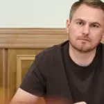 Президент Володимир Зеленський підписує указ про виведення Руслана Кравченка зі складу РНБО