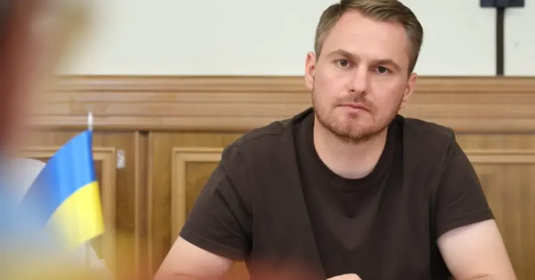 Президент Володимир Зеленський підписує указ про виведення Руслана Кравченка зі складу РНБО